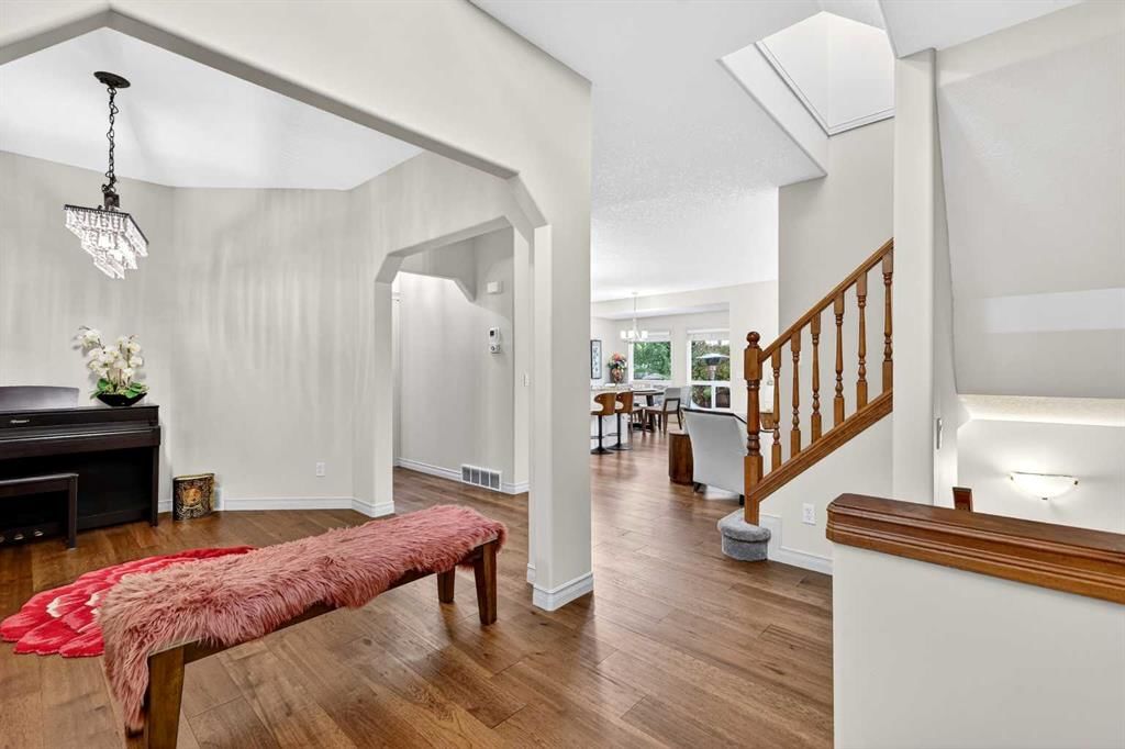 13 Cougar Ridge Circle SW, Calgary — photo 3 of 50