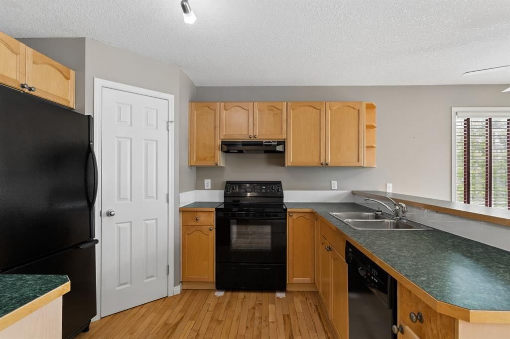 25 Hidden Creek Rise NW, Calgary — photo 5 of 36