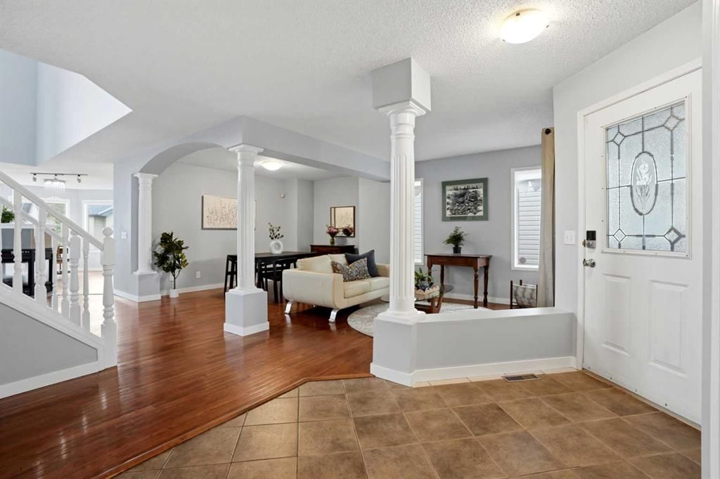 390 Douglas Ridge Circle SE, Calgary — photo 3 of 50