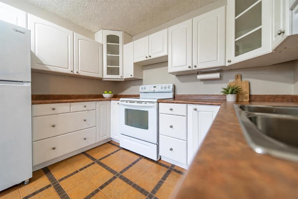 5119 30 Avenue SW, Calgary — photo 5 of 38