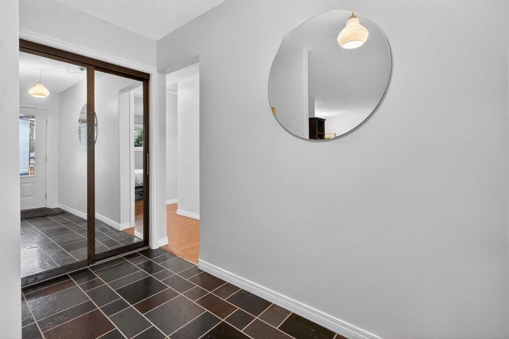 203 Southampton Drive SW, Calgary — photo 3 of 46