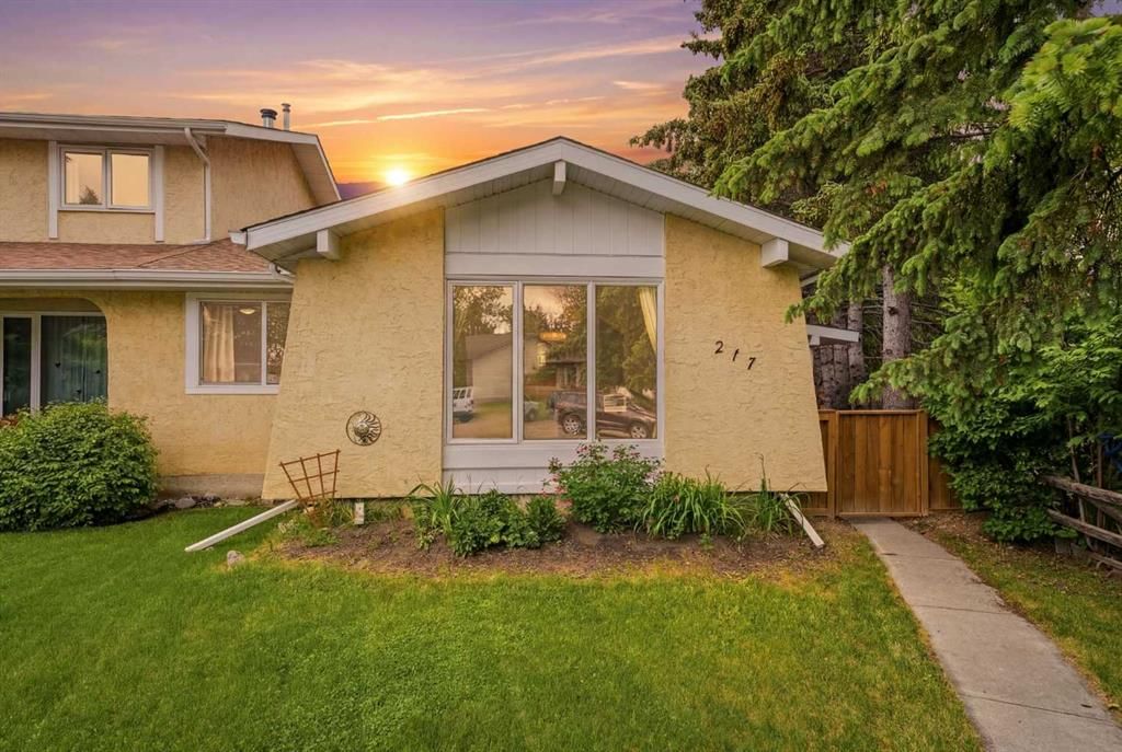 217 Woodvale Bay SW, Calgary — main listing photo