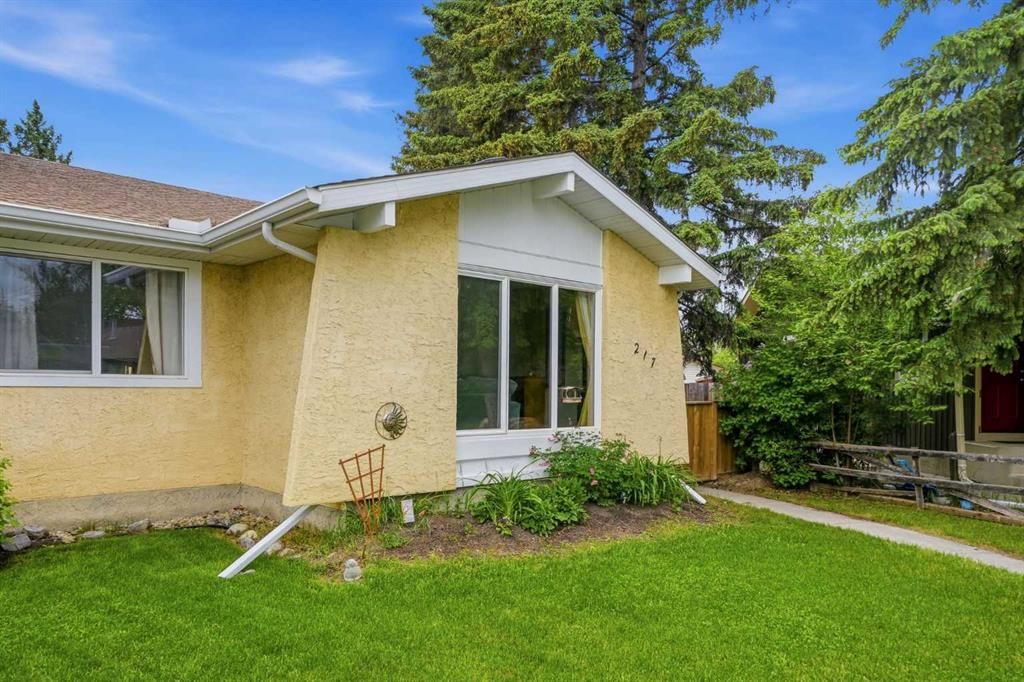 217 Woodvale Bay SW, Calgary — photo 2 of 48