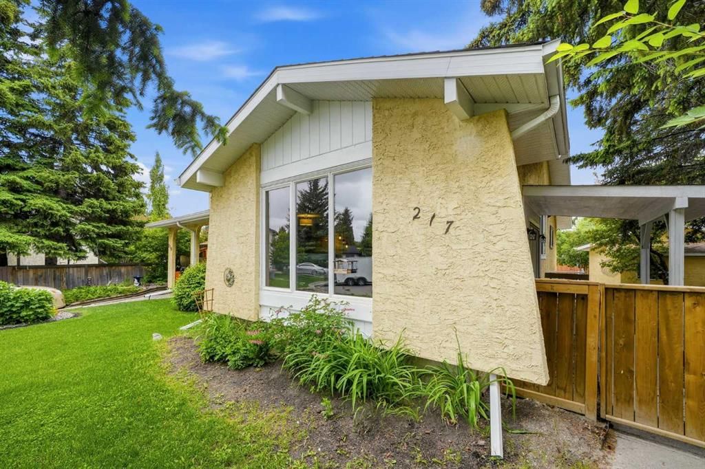 217 Woodvale Bay SW, Calgary — photo 3 of 48