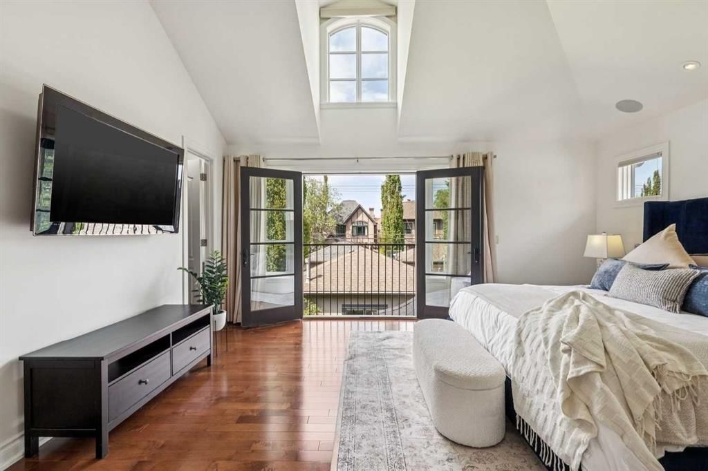 2228 Broadview Road NW, Calgary — photo 4 of 46