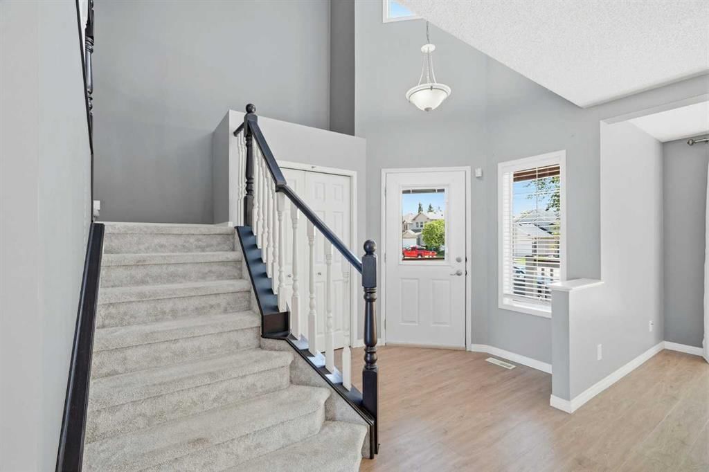 20 Coventry Way NE, Calgary — photo 4 of 36