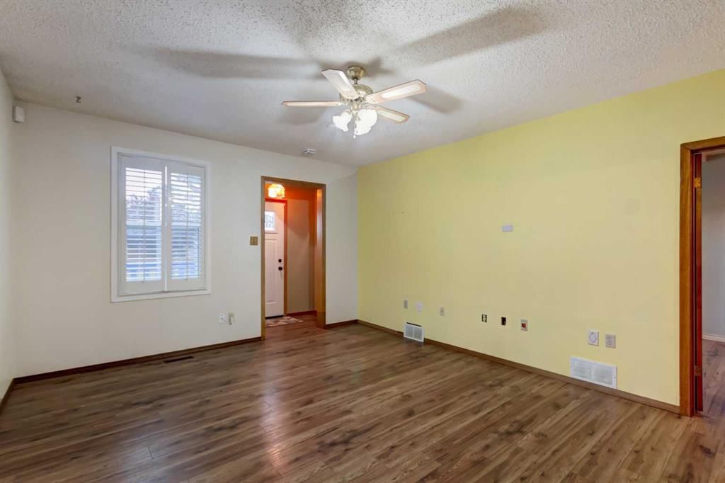 7412 22 Street SE, Calgary — photo 4 of 29