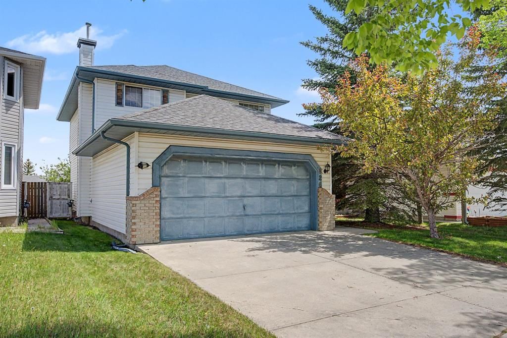 826 Coventry Drive NE, Calgary — main listing photo