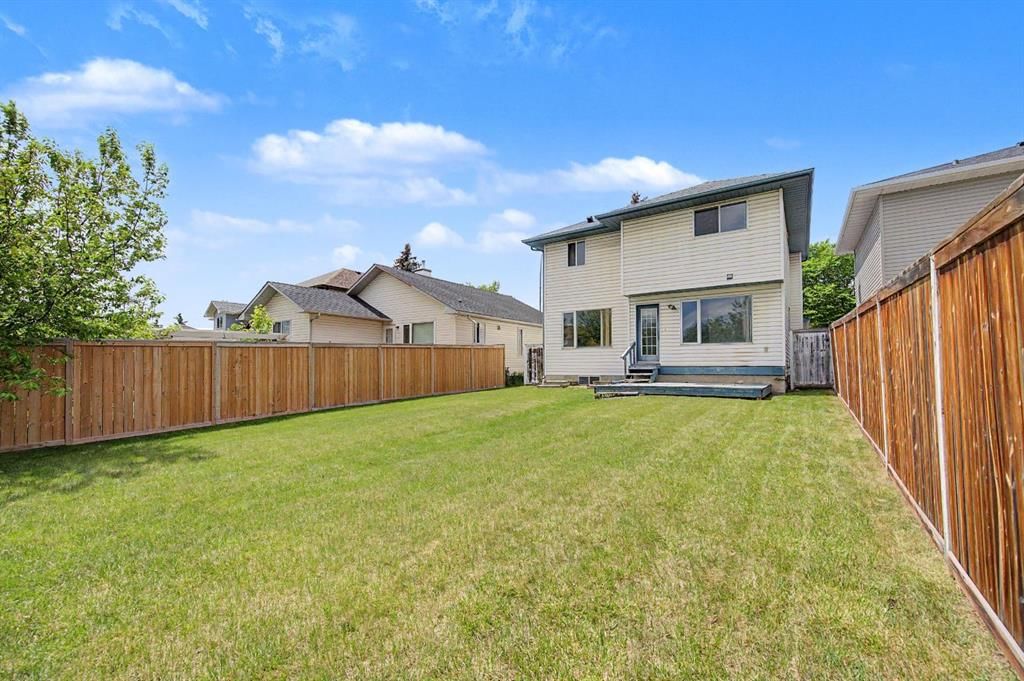 826 Coventry Drive NE, Calgary — photo 3 of 44