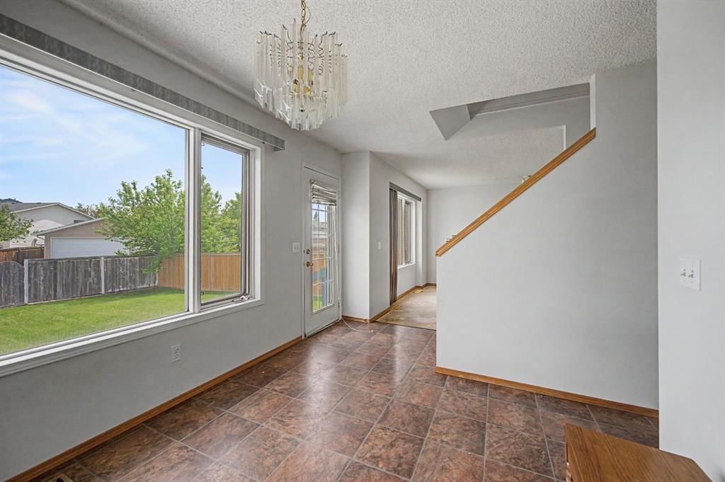 826 Coventry Drive NE, Calgary — photo 5 of 44