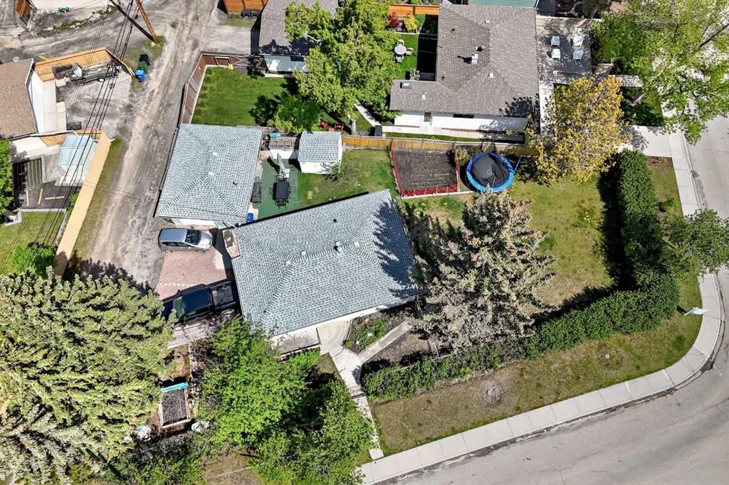4803 Montana Crescent NW, Calgary — main listing photo