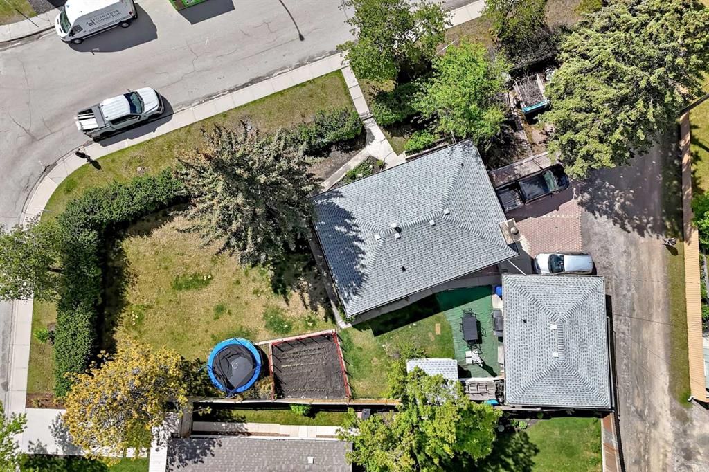 4803 Montana Crescent NW, Calgary — photo 2 of 35