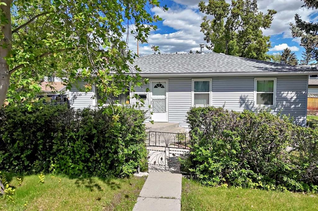 4803 Montana Crescent NW, Calgary — photo 3 of 35