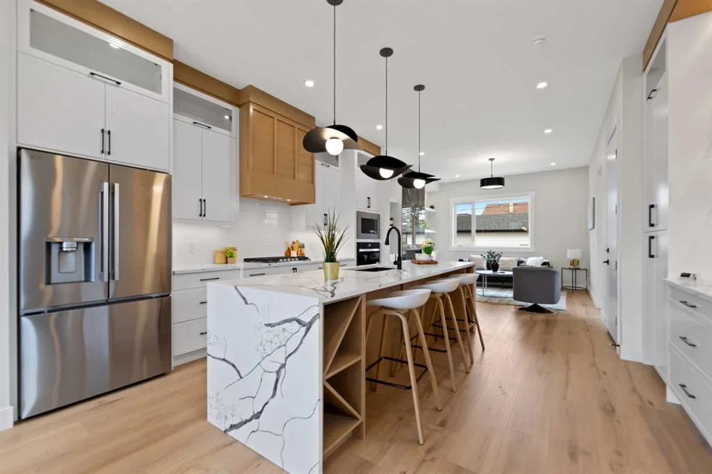 8106 47 Avenue NW, Calgary — photo 5 of 40