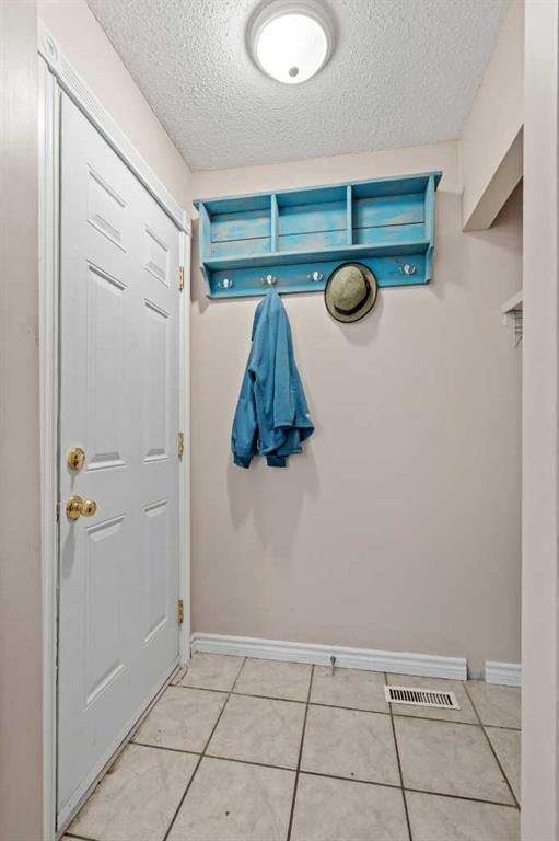 6646 Huntsbay Road NW, Calgary — photo 2 of 34
