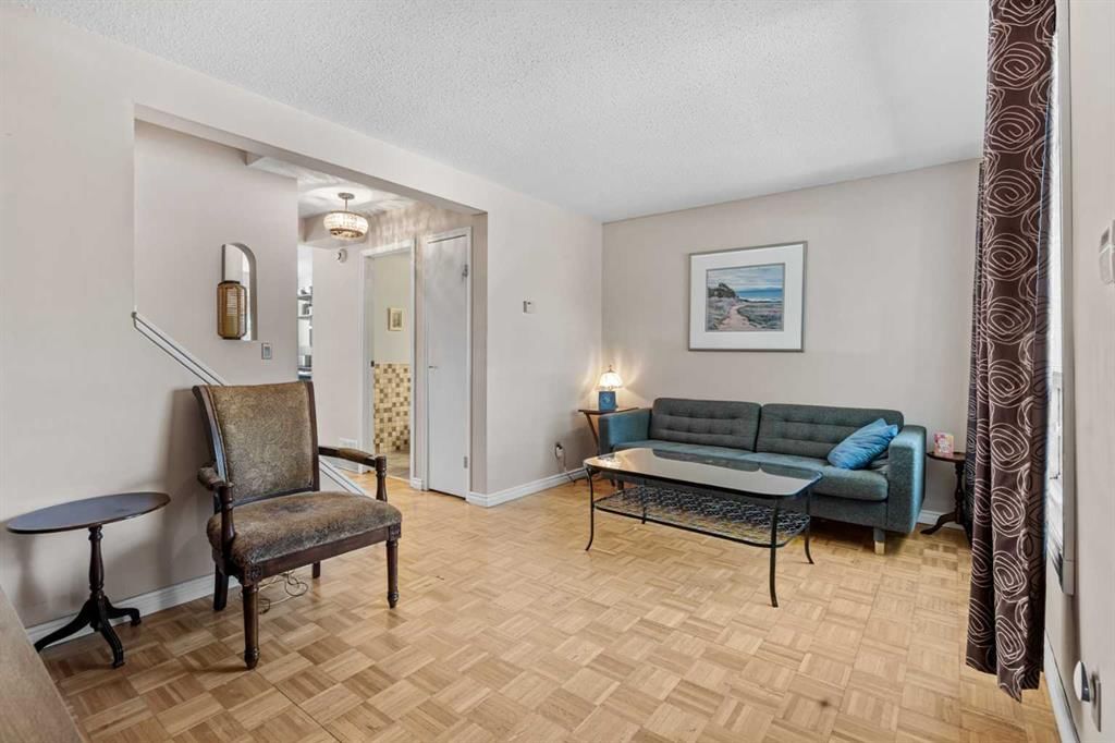6646 Huntsbay Road NW, Calgary — photo 3 of 34