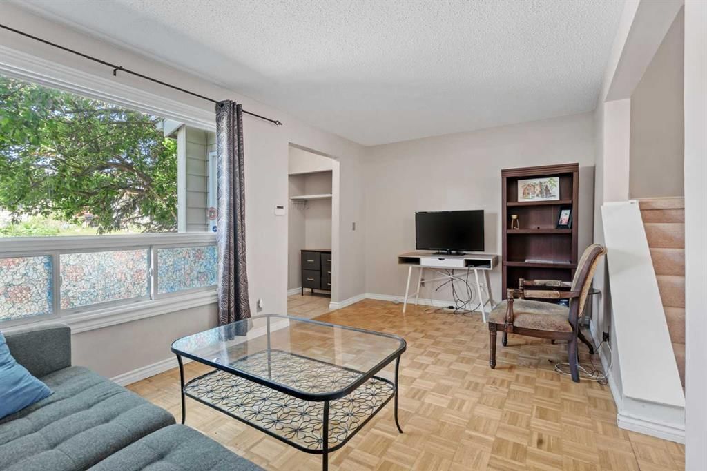 6646 Huntsbay Road NW, Calgary — photo 4 of 34