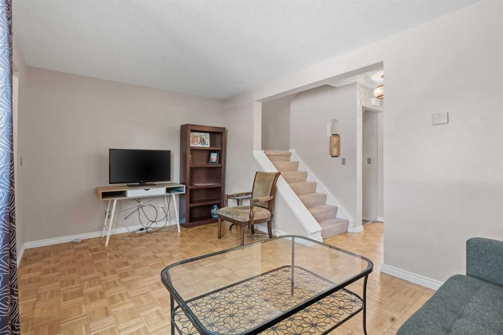 6646 Huntsbay Road NW, Calgary — photo 5 of 34