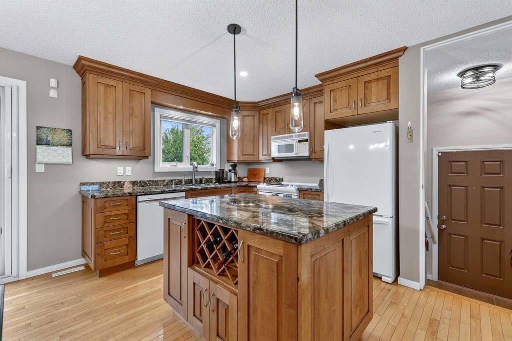 10640 Oakmoor Way SW, Calgary — photo 2 of 50
