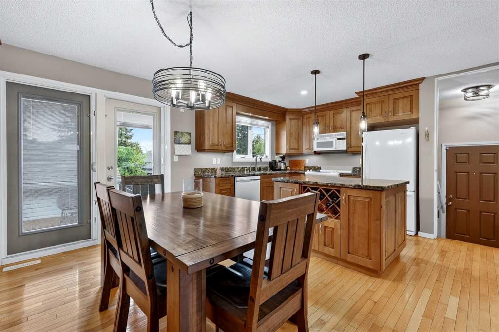 10640 Oakmoor Way SW, Calgary — photo 3 of 50