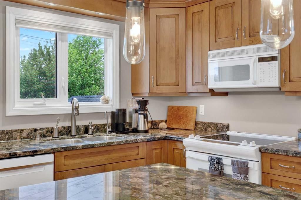 10640 Oakmoor Way SW, Calgary — photo 5 of 50