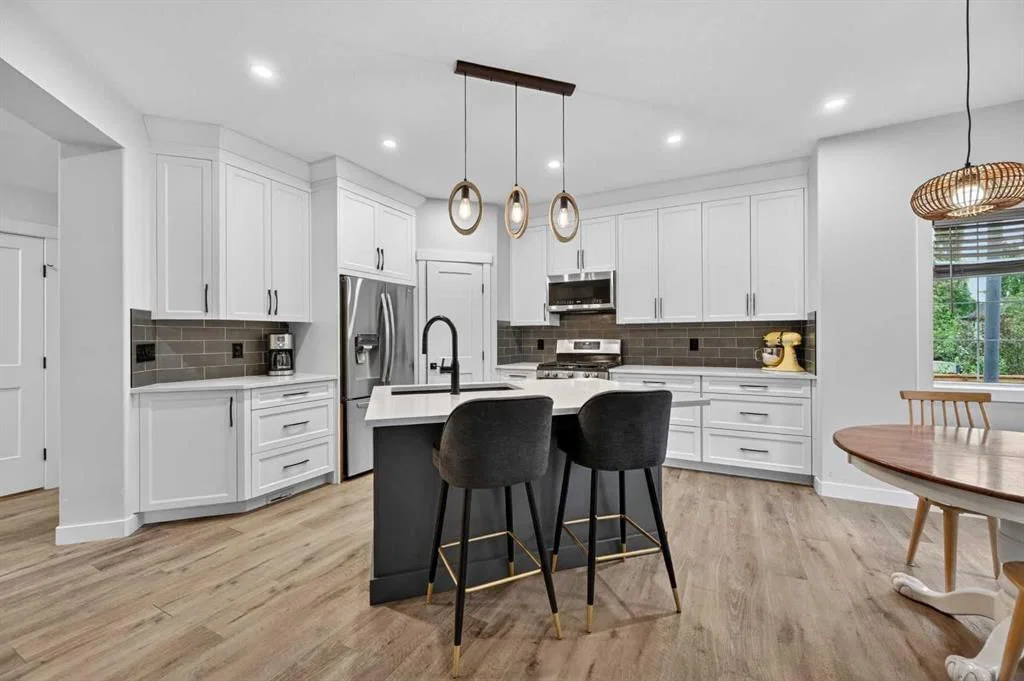 30 Douglasdale Point SE, Calgary — photo 3 of 37