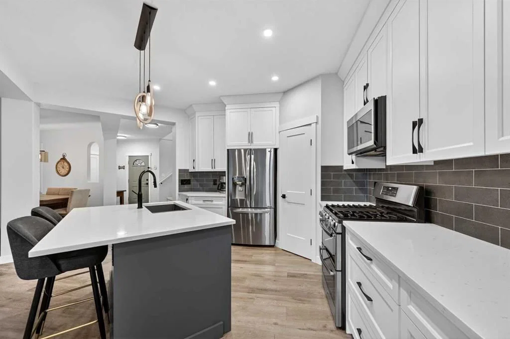 30 Douglasdale Point SE, Calgary — photo 5 of 37