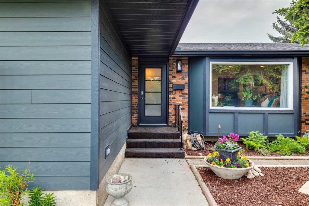 444 Bracewood Crescent SW, Calgary — photo 2 of 42