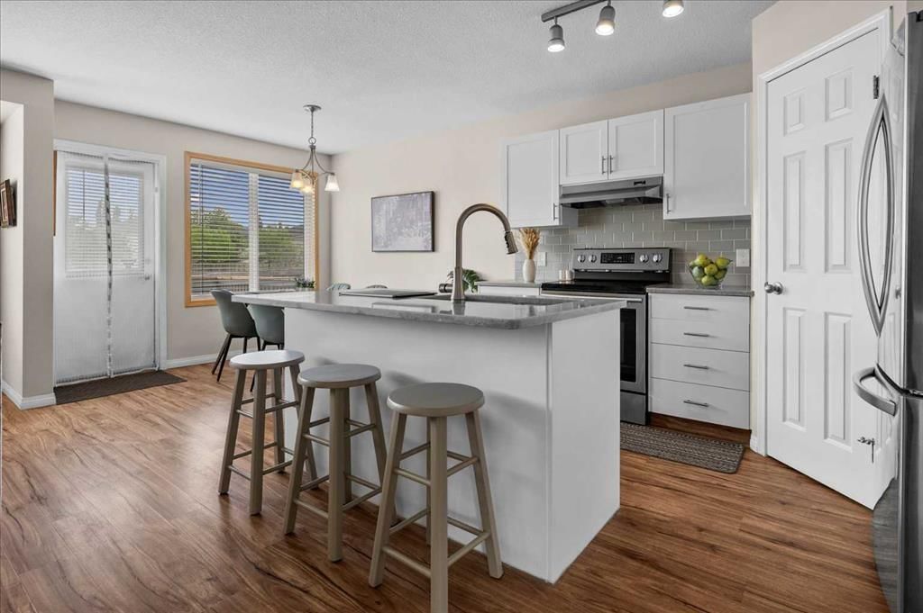 16006 Everstone Road SW, Calgary — photo 5 of 39