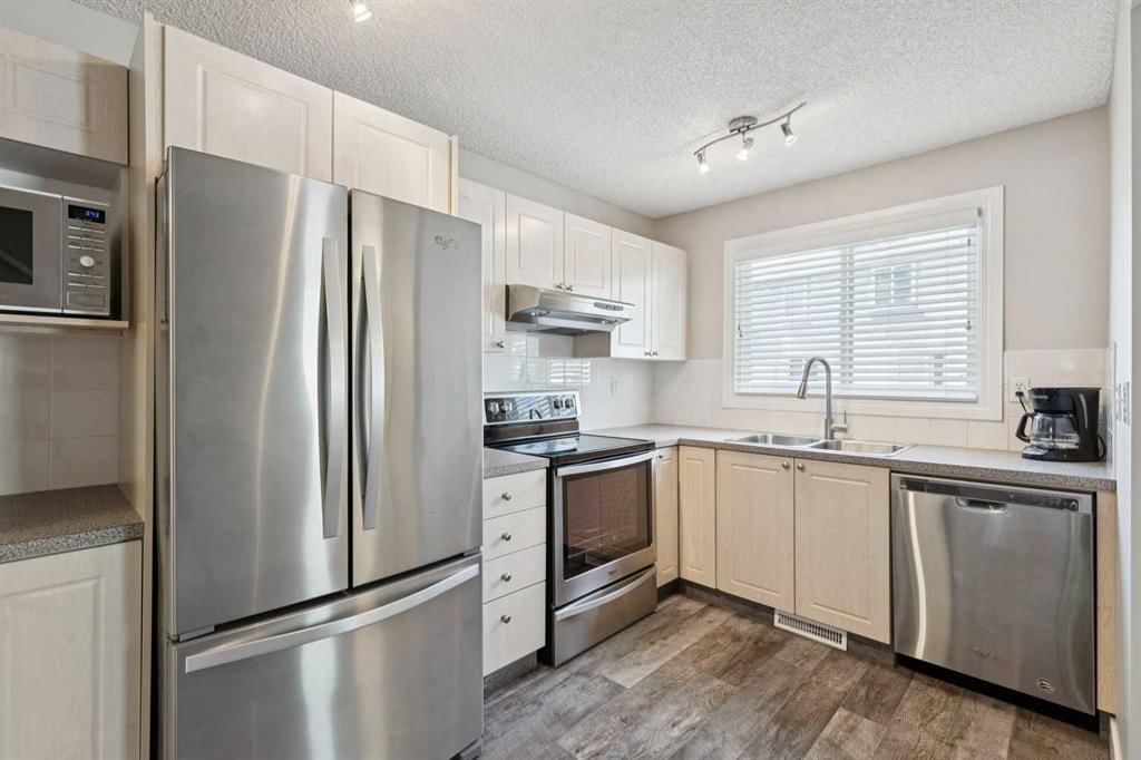 83, 4810 40 Avenue SW, Calgary — photo 3 of 30