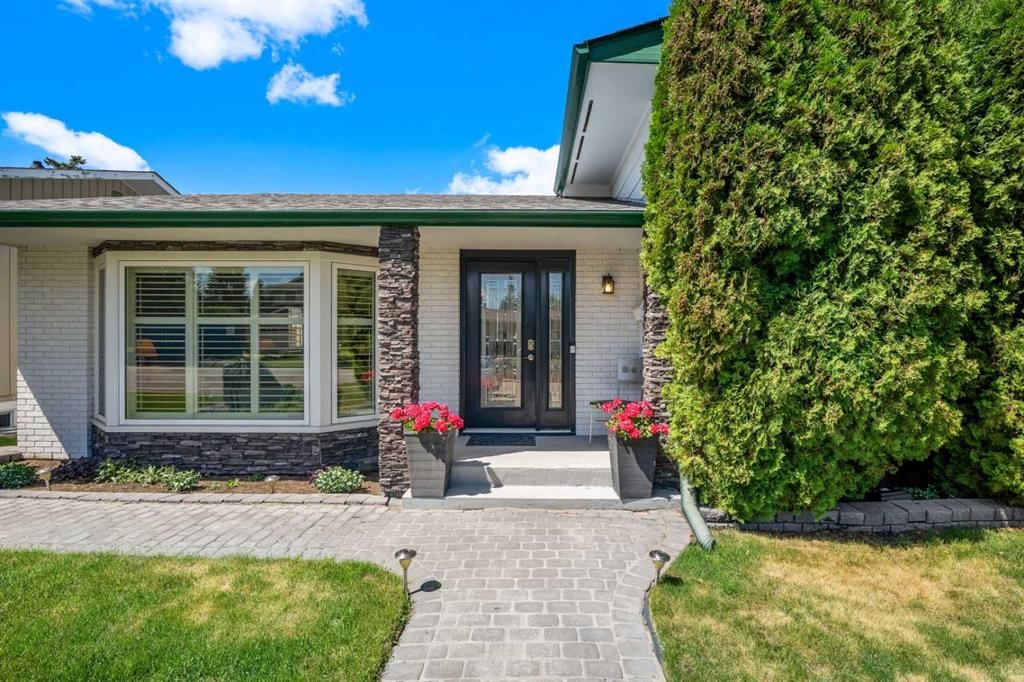 32 Lake Crimson Close SE, Calgary — photo 4 of 50