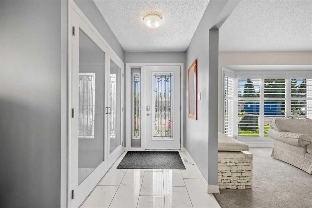 32 Lake Crimson Close SE, Calgary — photo 5 of 50