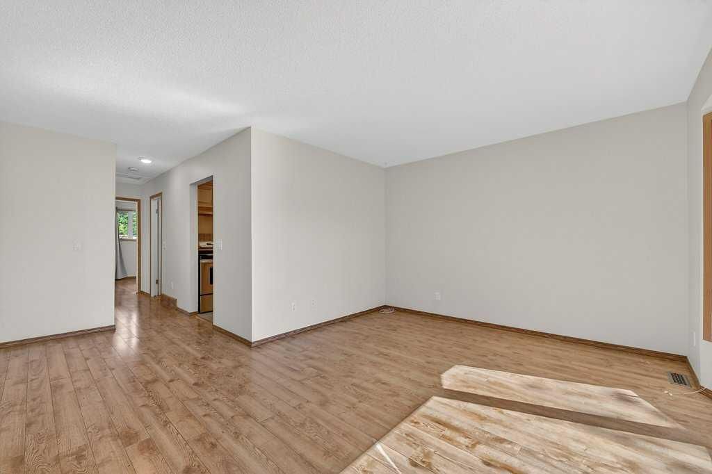 3304 Temple Way NE, Calgary — photo 2 of 30