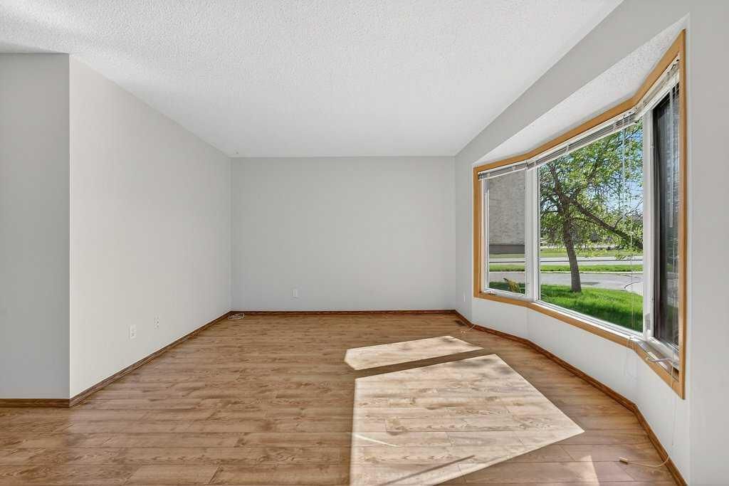 3304 Temple Way NE, Calgary — photo 3 of 30