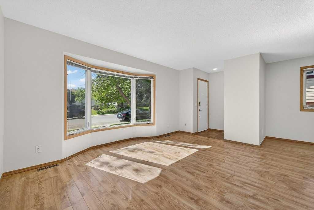 3304 Temple Way NE, Calgary — photo 4 of 30