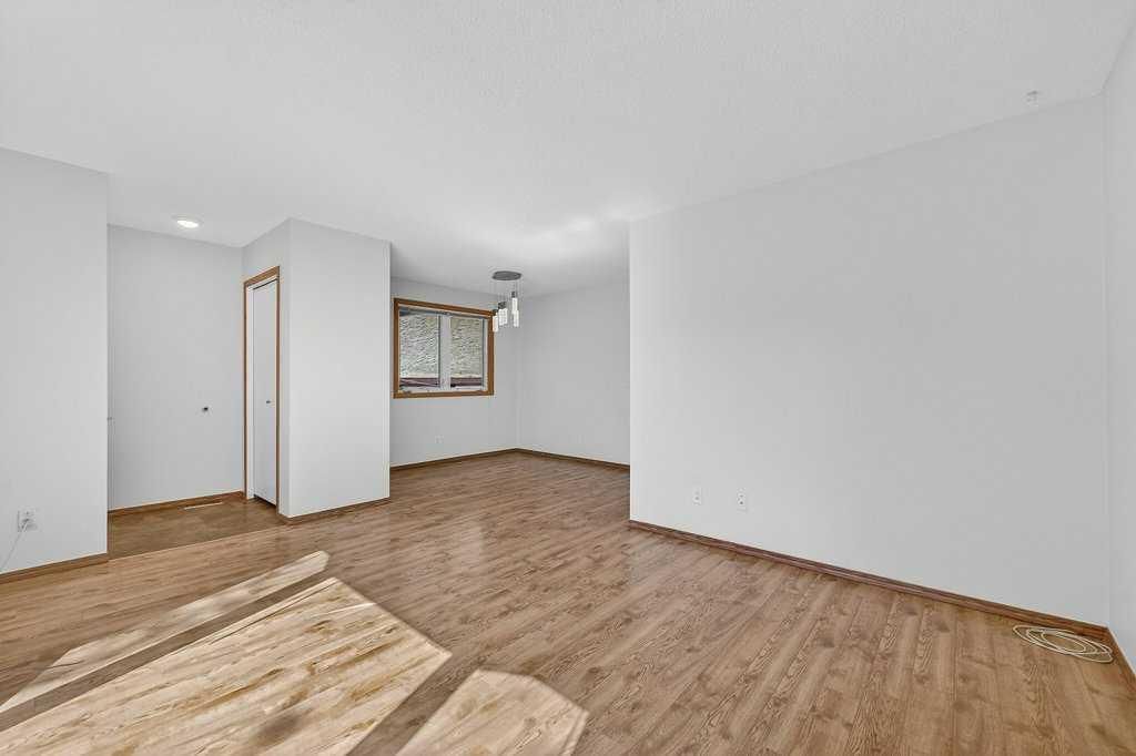 3304 Temple Way NE, Calgary — photo 5 of 30
