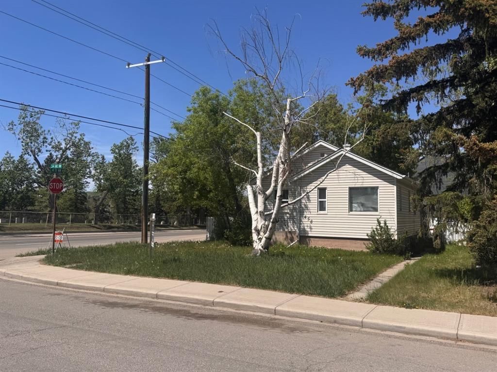 458 34 Avenue NW, Calgary — main listing photo