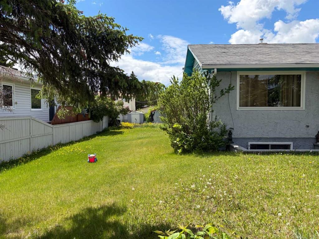 4327 70 Street NW, Calgary — photo 2 of 7