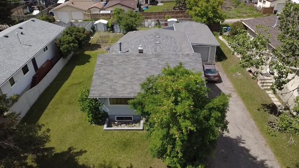 4327 70 Street NW, Calgary — photo 3 of 7