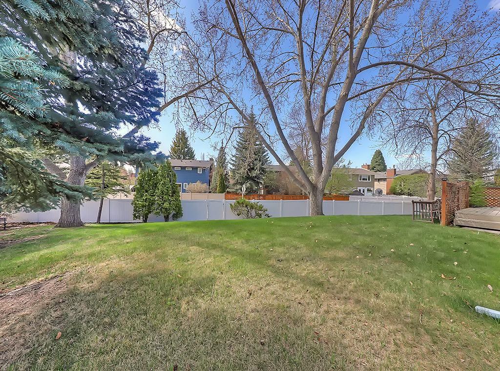 23 Lake Bonaventure Place SE, Calgary — photo 4 of 11