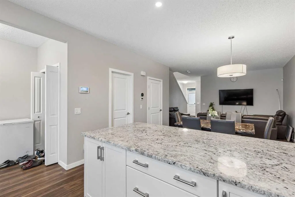291 Magnolia Square SE, Calgary — photo 4 of 26