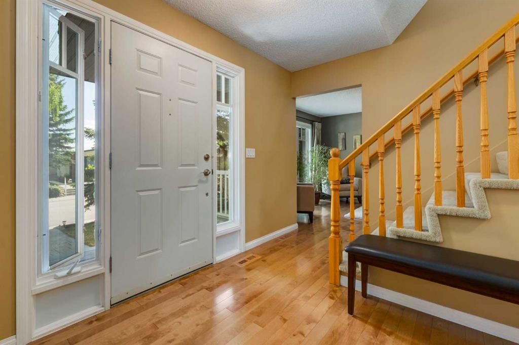 52 Silver Brook Drive NW, Calgary — photo 5 of 50
