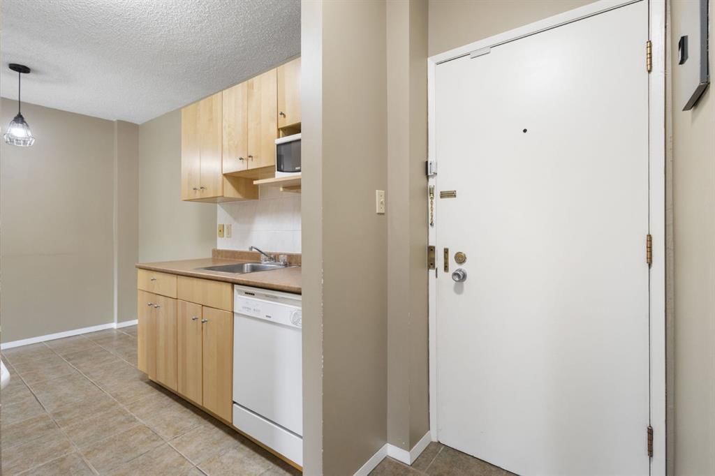 307, 635 56 Avenue SW, Calgary — photo 3 of 24