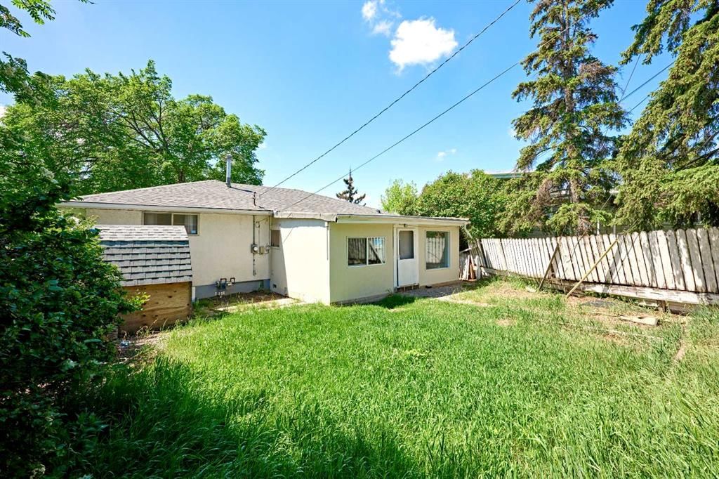 28 CORNELL Place NW, Calgary — photo 4 of 49