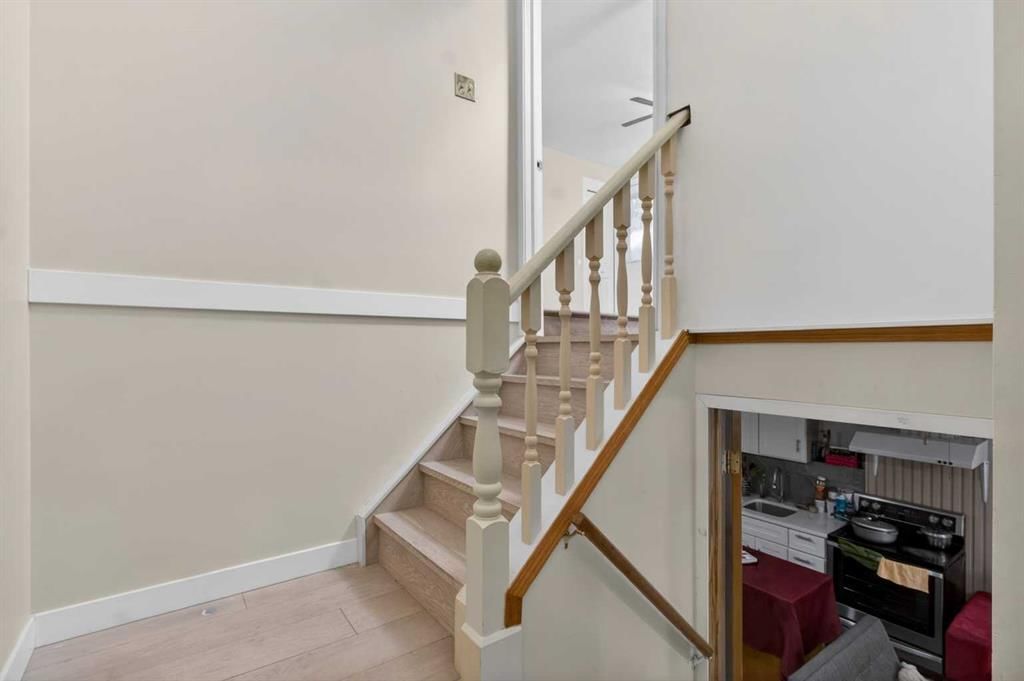 252 Erin Woods Drive SE, Calgary — photo 4 of 27