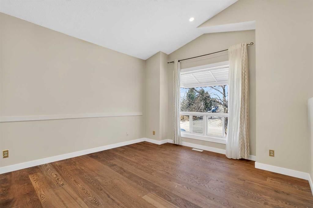 252 Erin Woods Drive SE, Calgary — photo 5 of 27