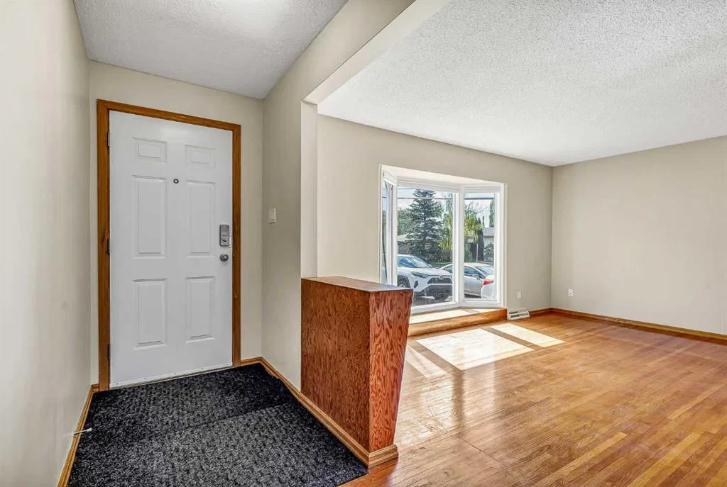47 Clarendon Road NW, Calgary — photo 4 of 46