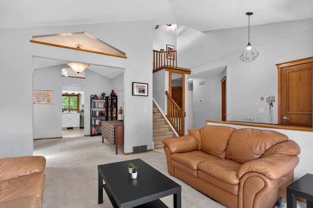 60 Scandia Hill NW, Calgary — photo 3 of 37
