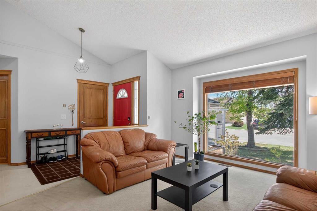 60 Scandia Hill NW, Calgary — photo 4 of 37