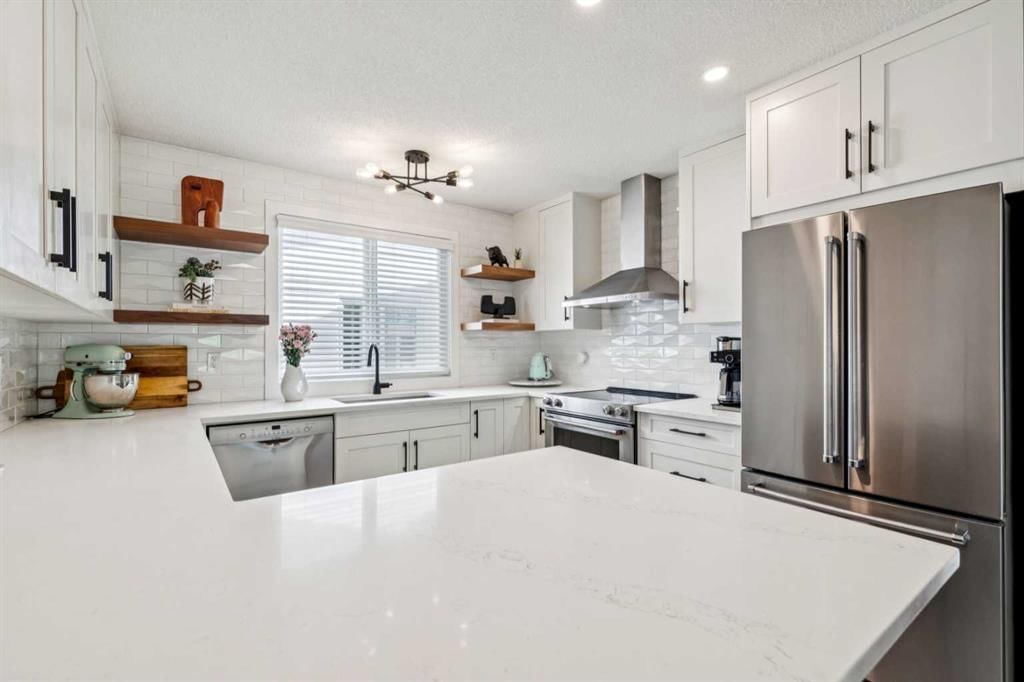 12019 Canfield Green SW, Calgary — photo 3 of 39